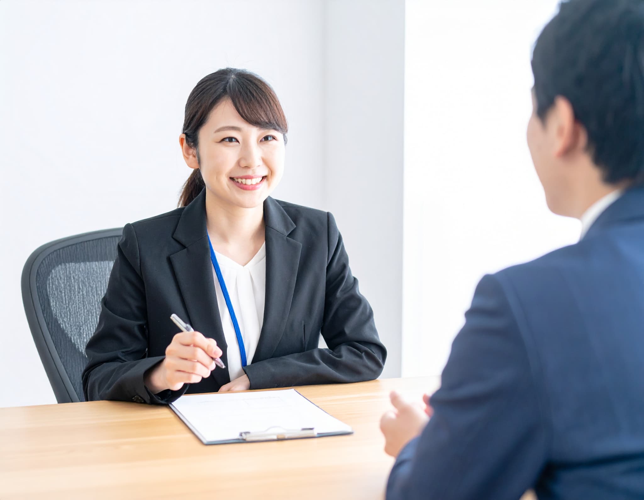 お客様のご希望を伺う女性プランナー